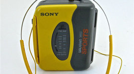 Timeline: 2003 (1779 Compañia SONY) Wolkman, radio, igual de grande a la palma de la mano