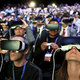 Una multitud usando las samsung gearvr en el mobile world congress