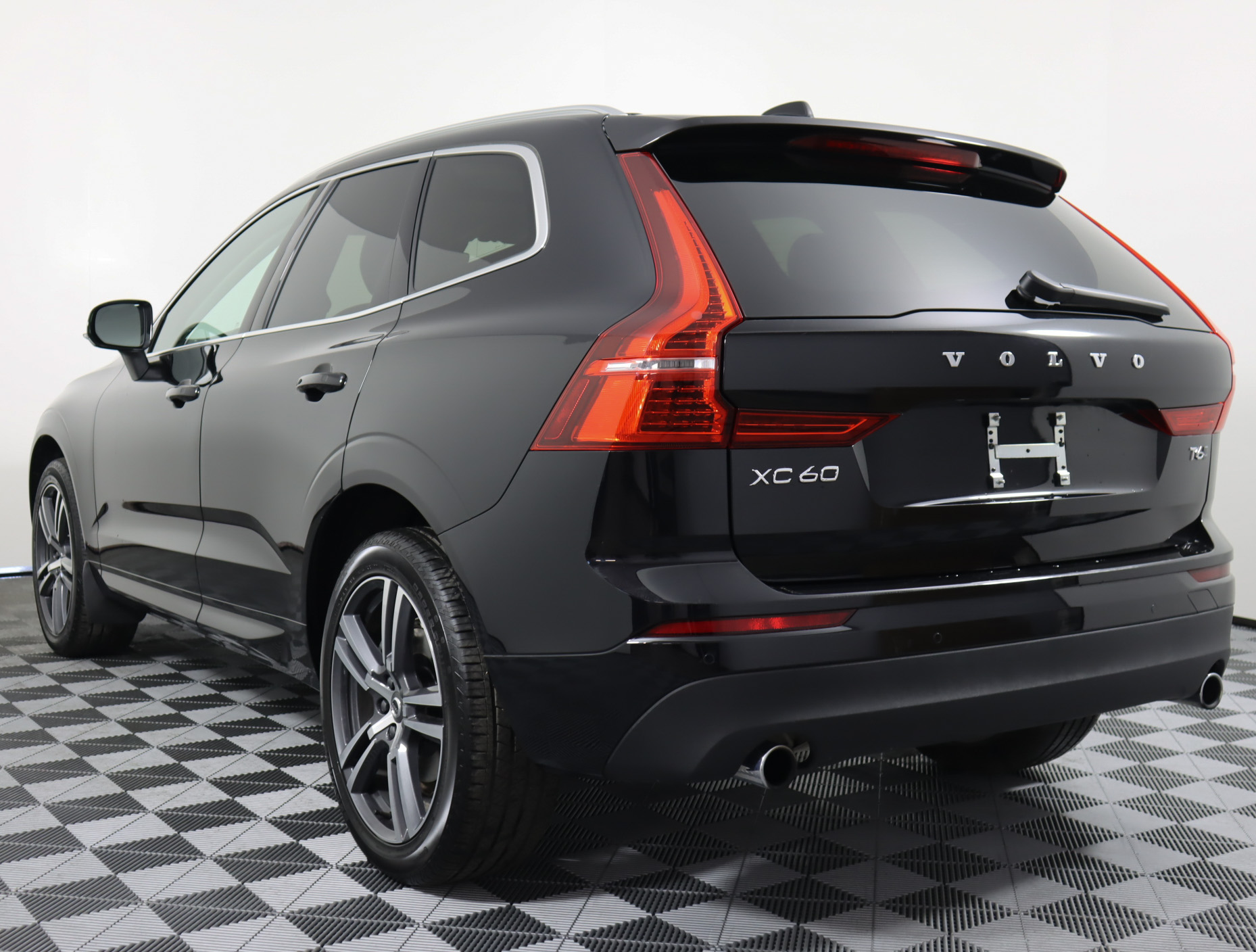Certified pre owned 2020 volvo xc60 t6 momentum awd