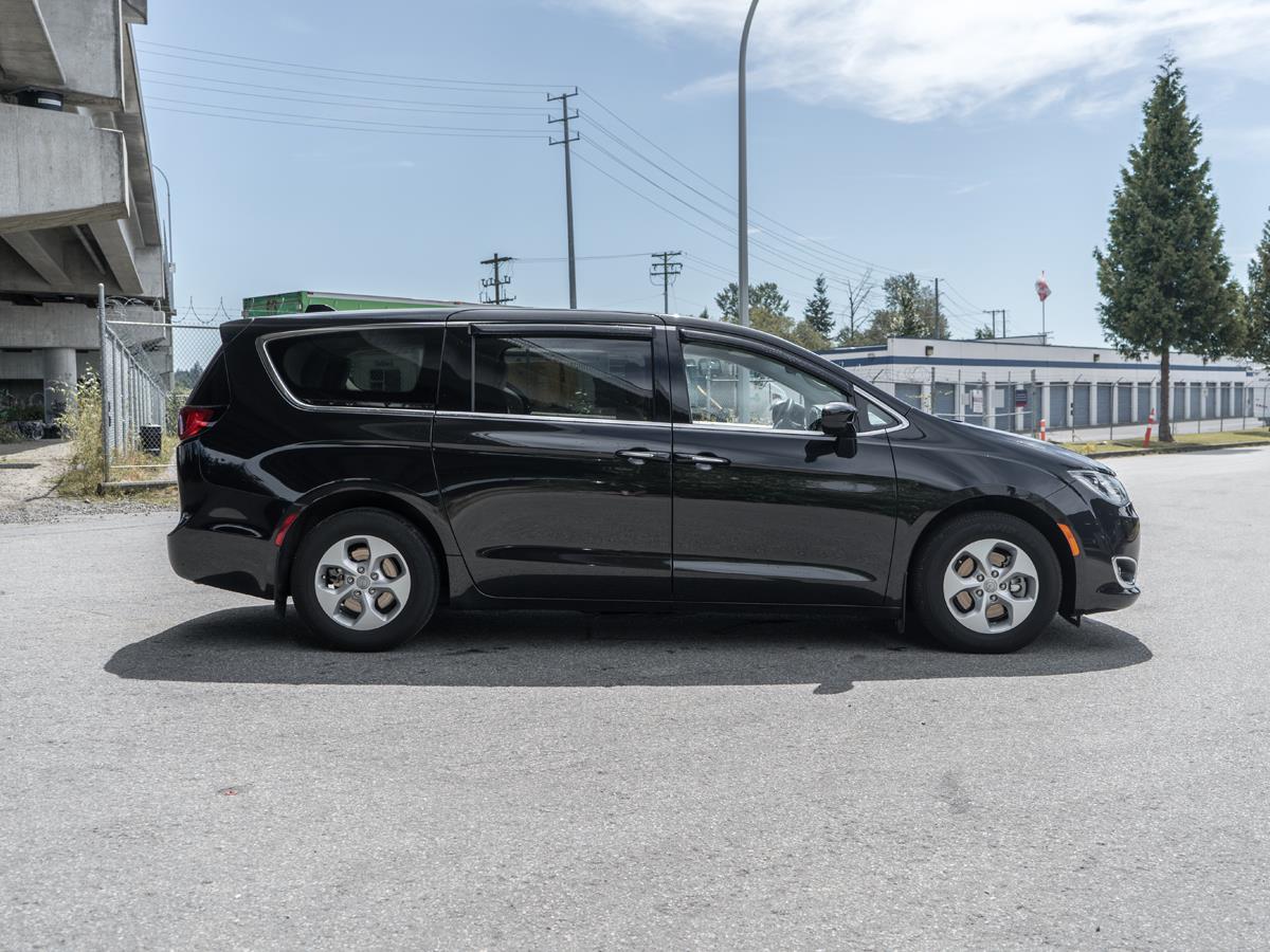 2018 Chrysler Pacifica Hybrid, used, $42,998 | VIN 2C4RC1H70JR124637