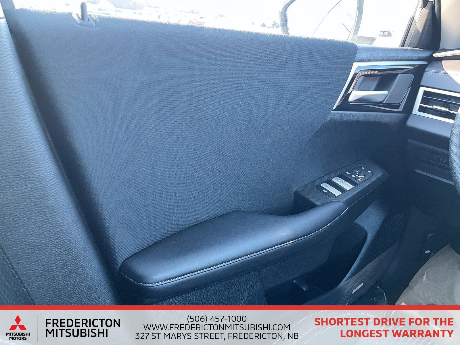 2025 Mitsubishi Outlander PHEV SE