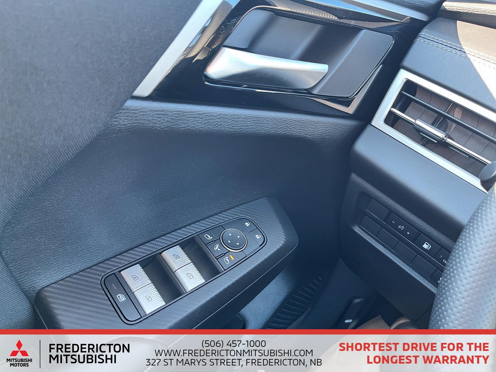 2025 Mitsubishi Outlander PHEV SE