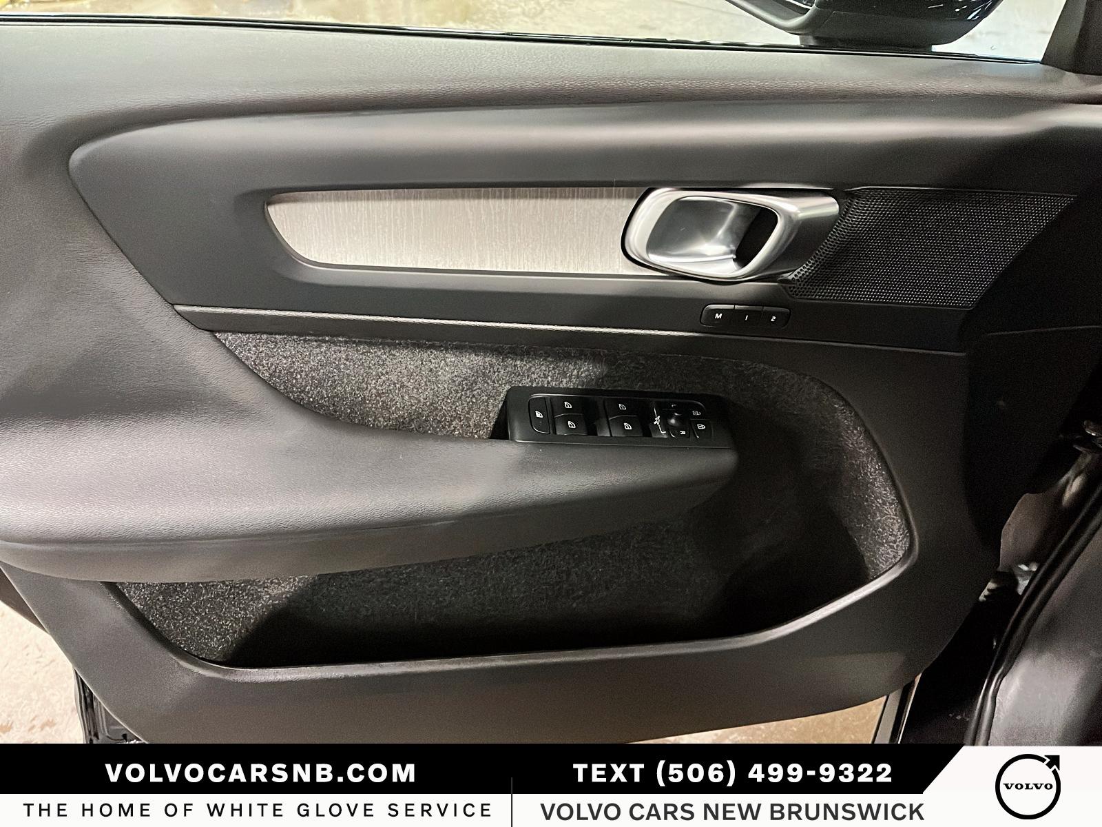 2025 Volvo XC40 B5 Plus Dark Theme