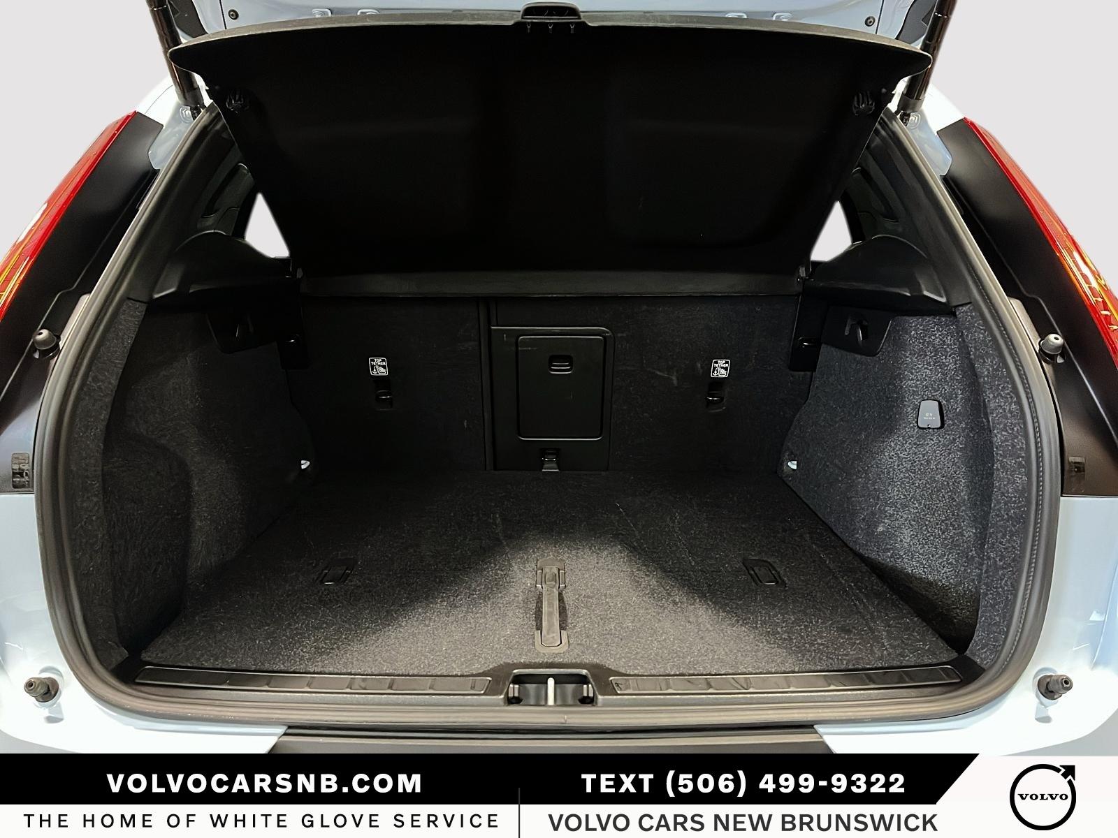 2025 Volvo XC40 B5 Plus Dark Theme