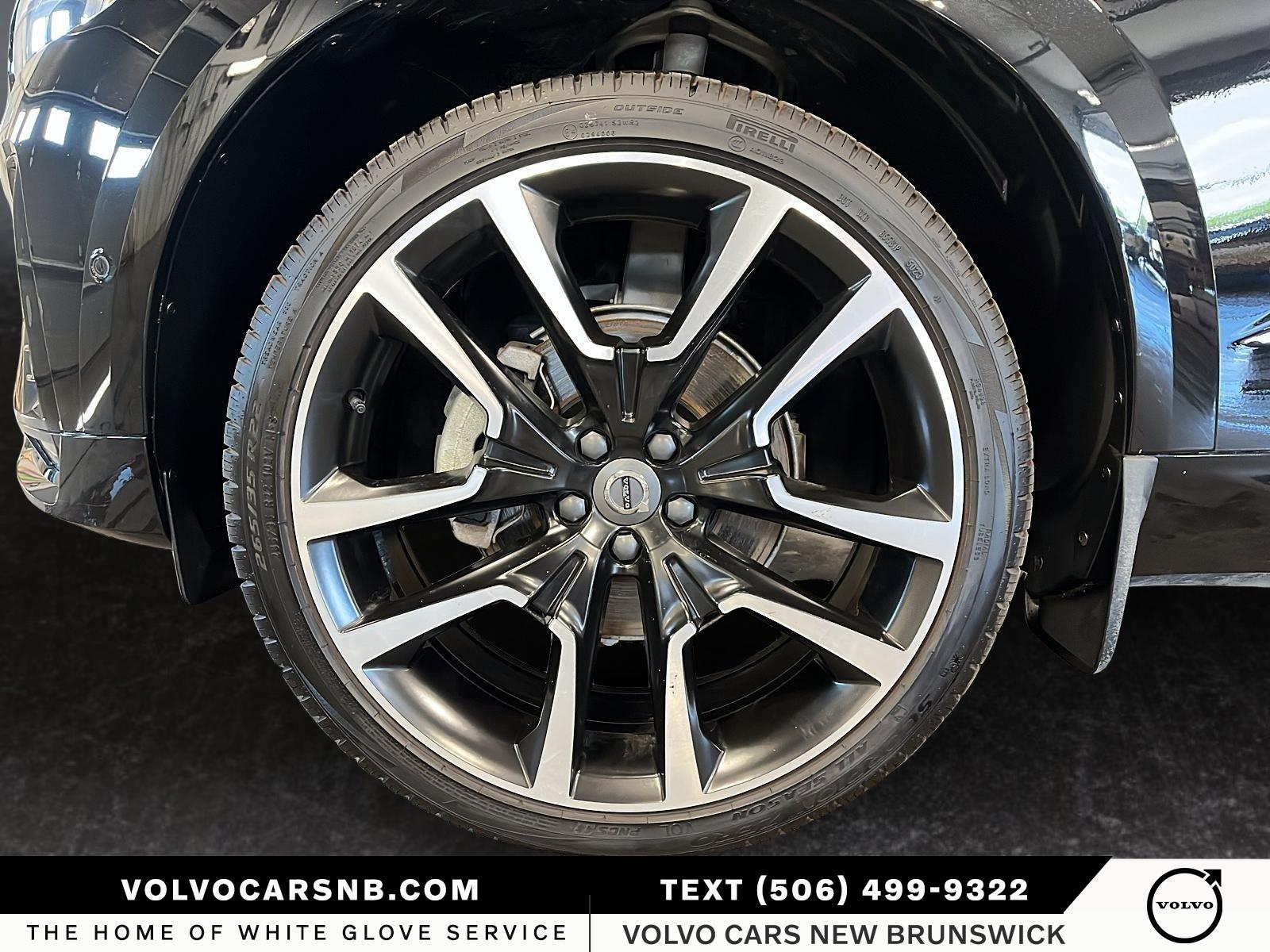 2025 Volvo XC60 B5 Ultra Dark Theme