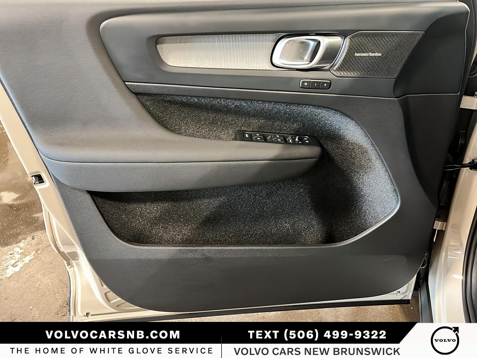 2026 Volvo XC40 B5 Ultra Dark Theme