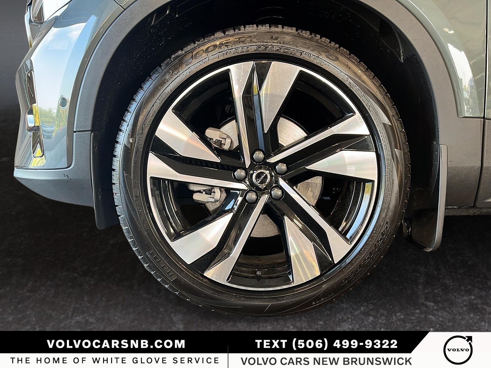 2026 Volvo XC40 B5 Plus Dark Theme