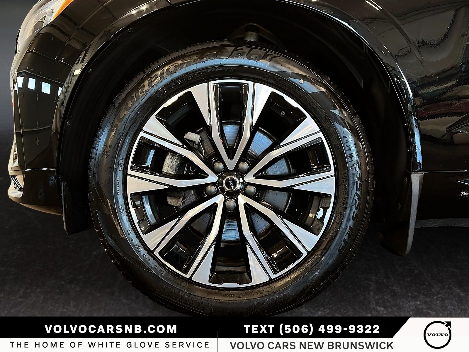 2024 Volvo XC60 B5 Core Dark Theme