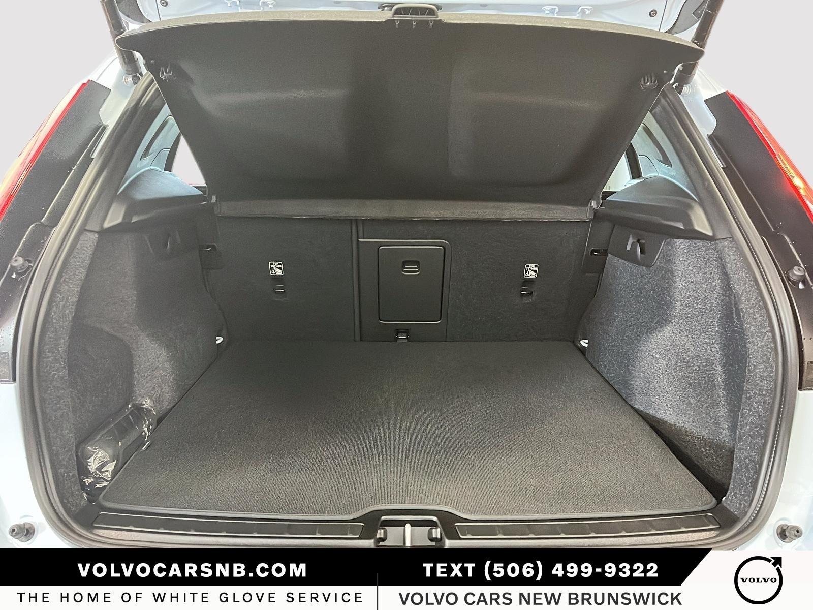 2026 Volvo XC40 B5 Core Dark Theme