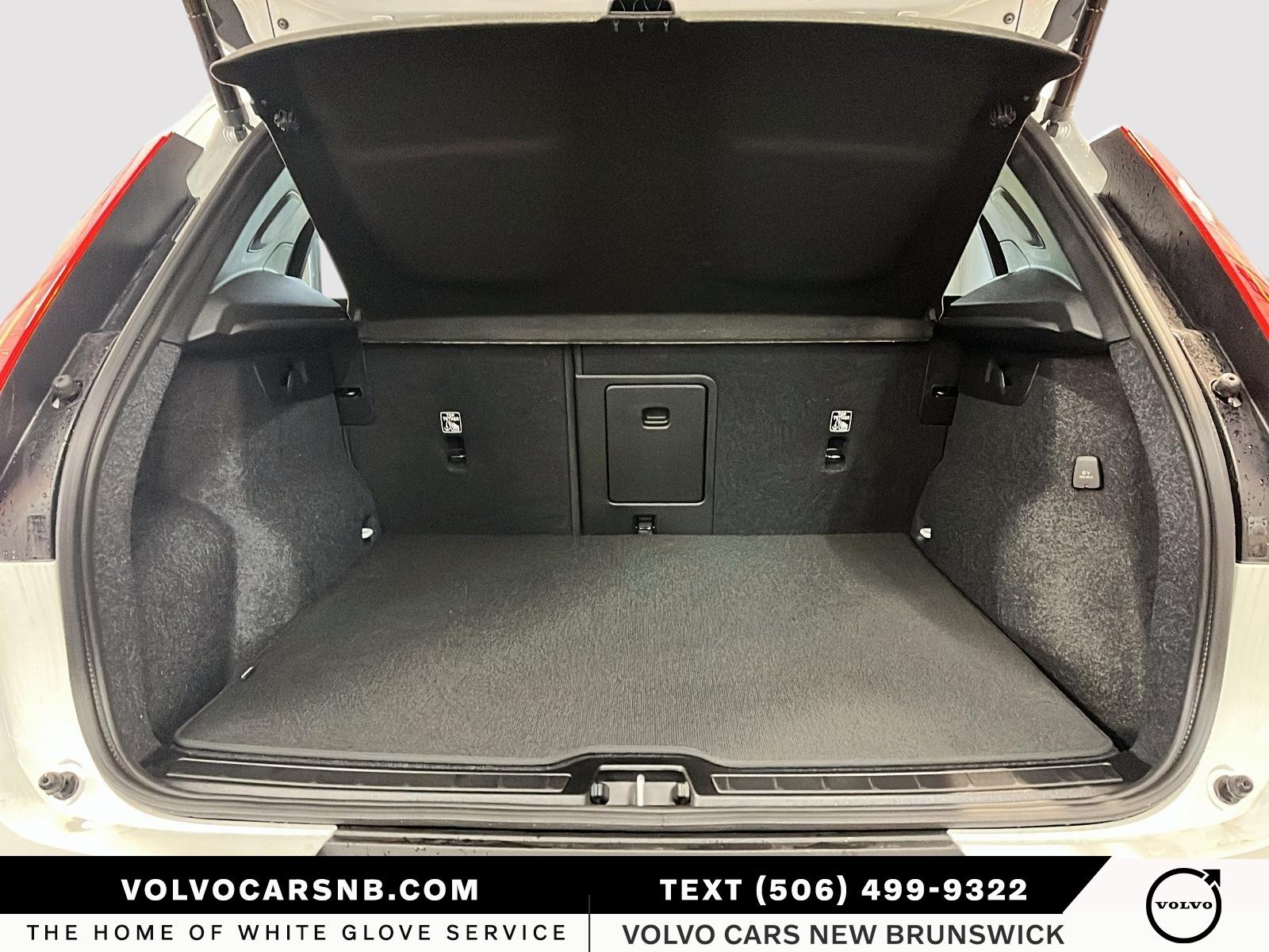 2026 Volvo XC40 B5 Plus Dark Theme