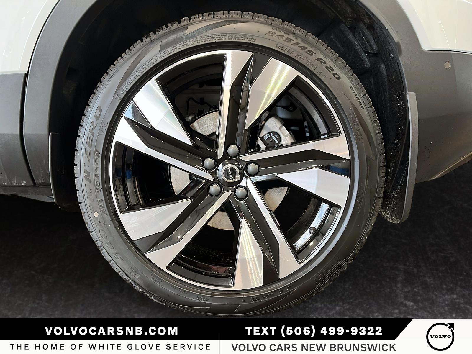 2026 Volvo XC40 B5 Plus Dark Theme