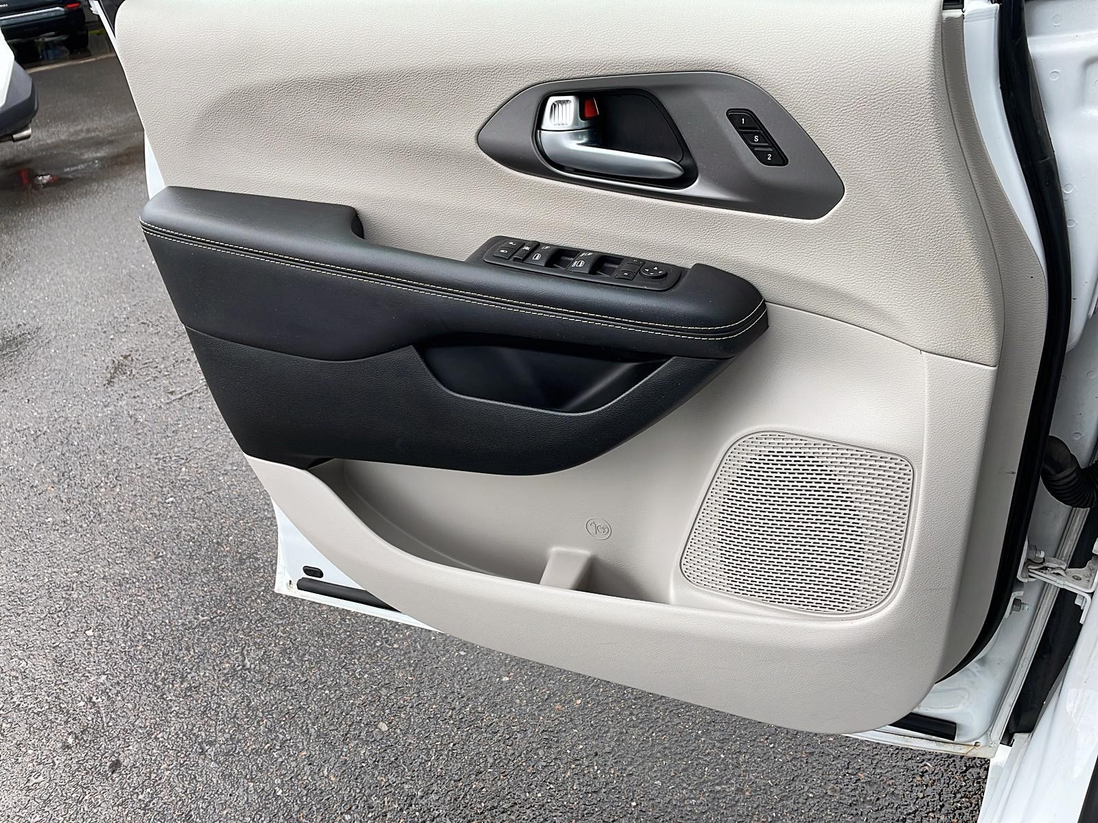 2023 Chrysler Pacifica Touring-L