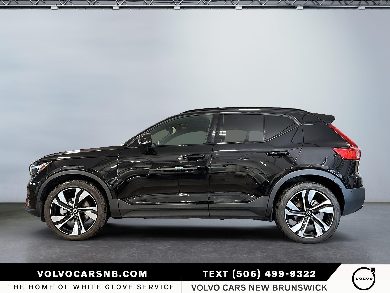2025 Volvo XC40 B5 Plus Dark Theme