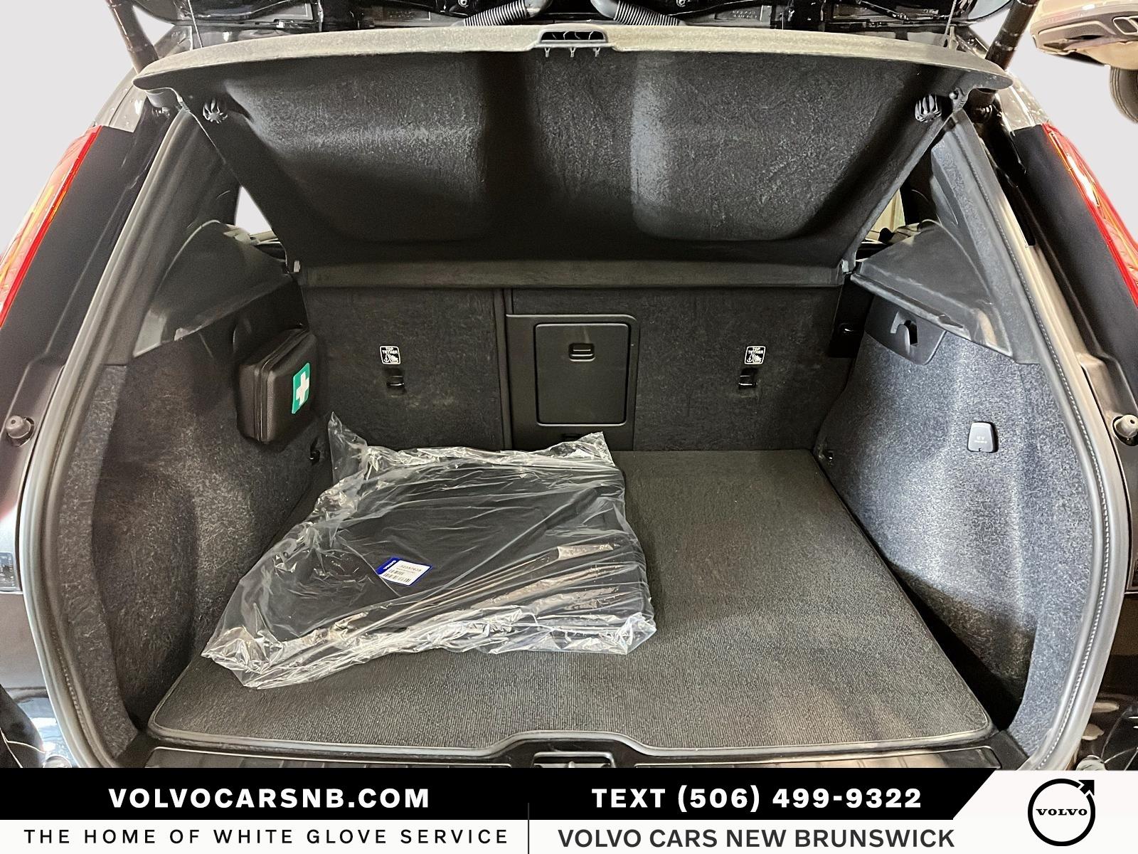 2025 Volvo XC40 B5 Plus Dark Theme