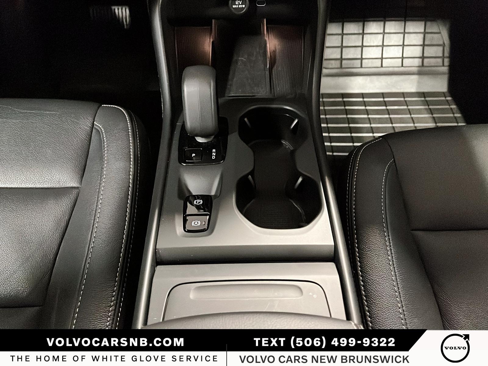 2025 Volvo XC40 B5 Core Bright Theme