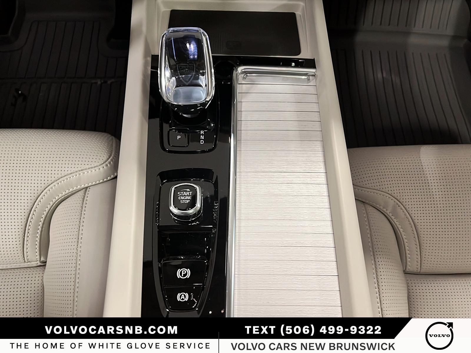 2026 Volvo XC60 Plug-In Hybrid T8 Ultra Dark Theme