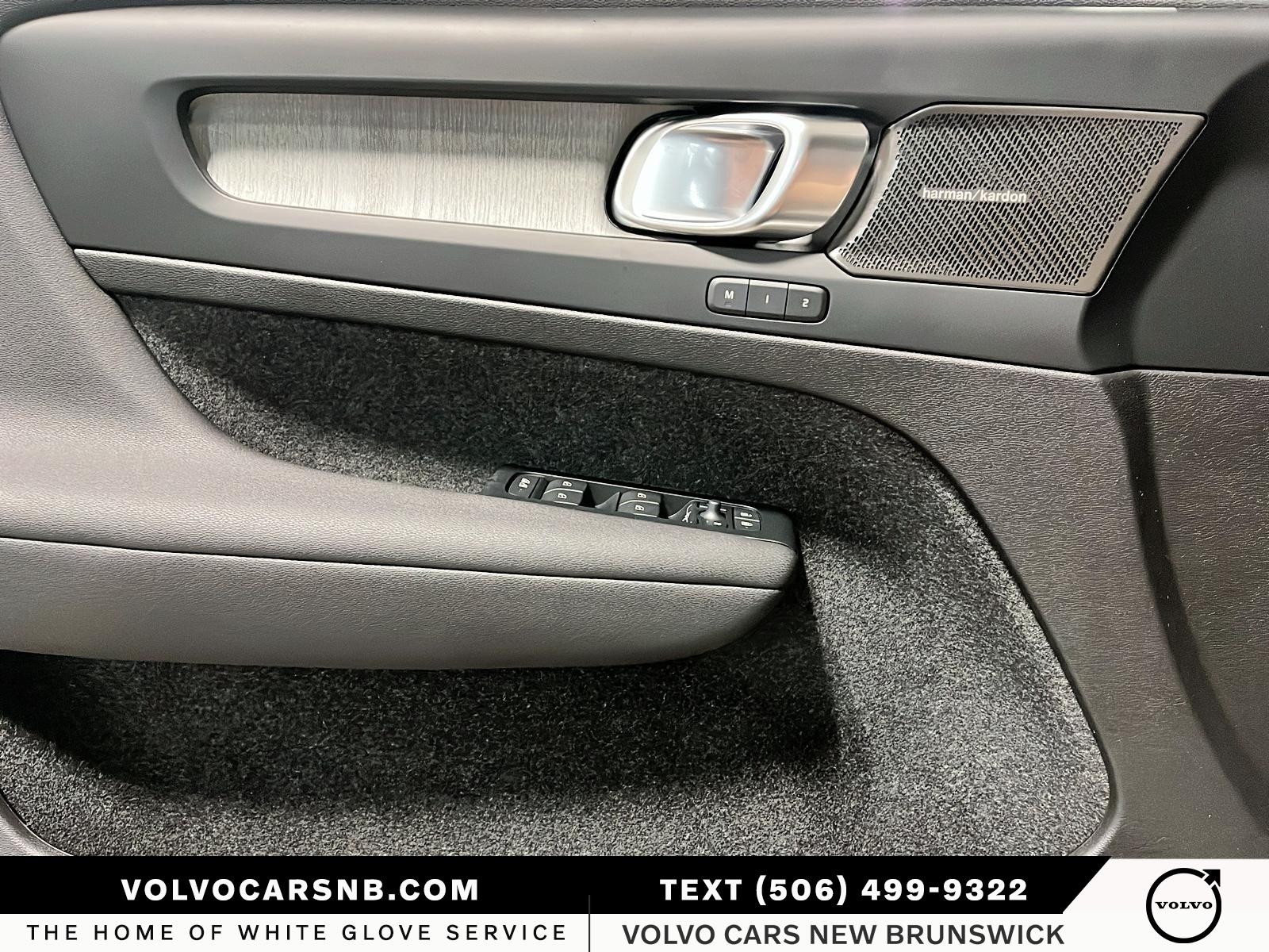 2026 Volvo XC40 B5 Ultra Dark Theme