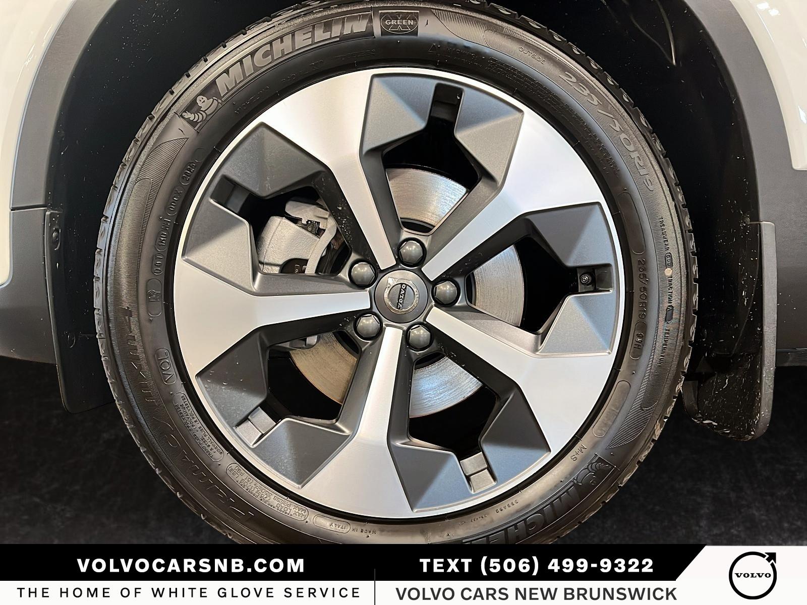 2026 Volvo XC40 B5 Plus Dark Theme