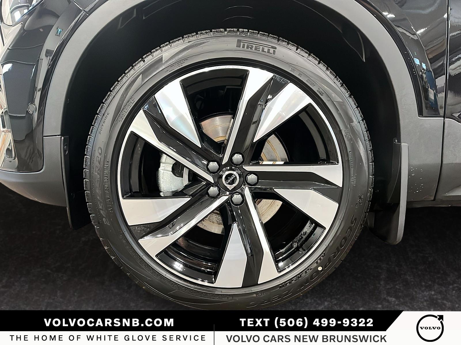 2026 Volvo XC40 B5 Plus Dark Theme