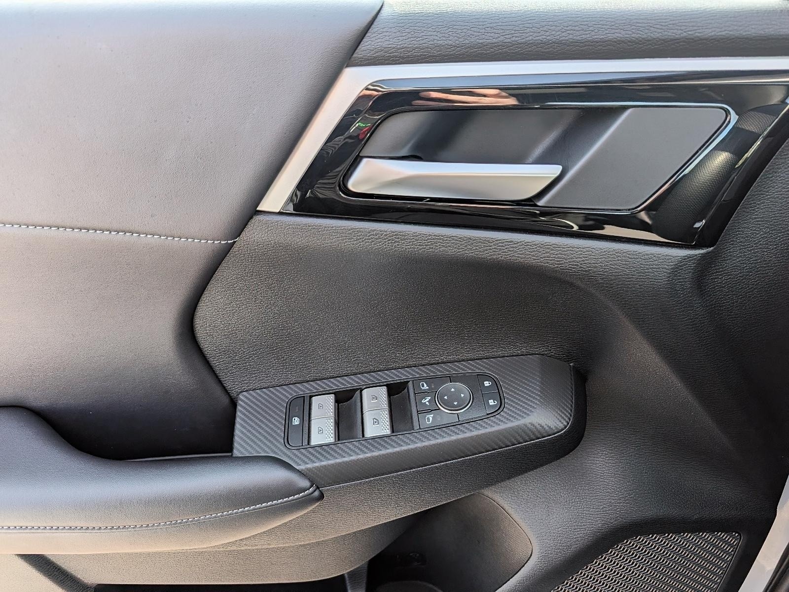 2024 Mitsubishi Outlander Plug-In Hybrid LE