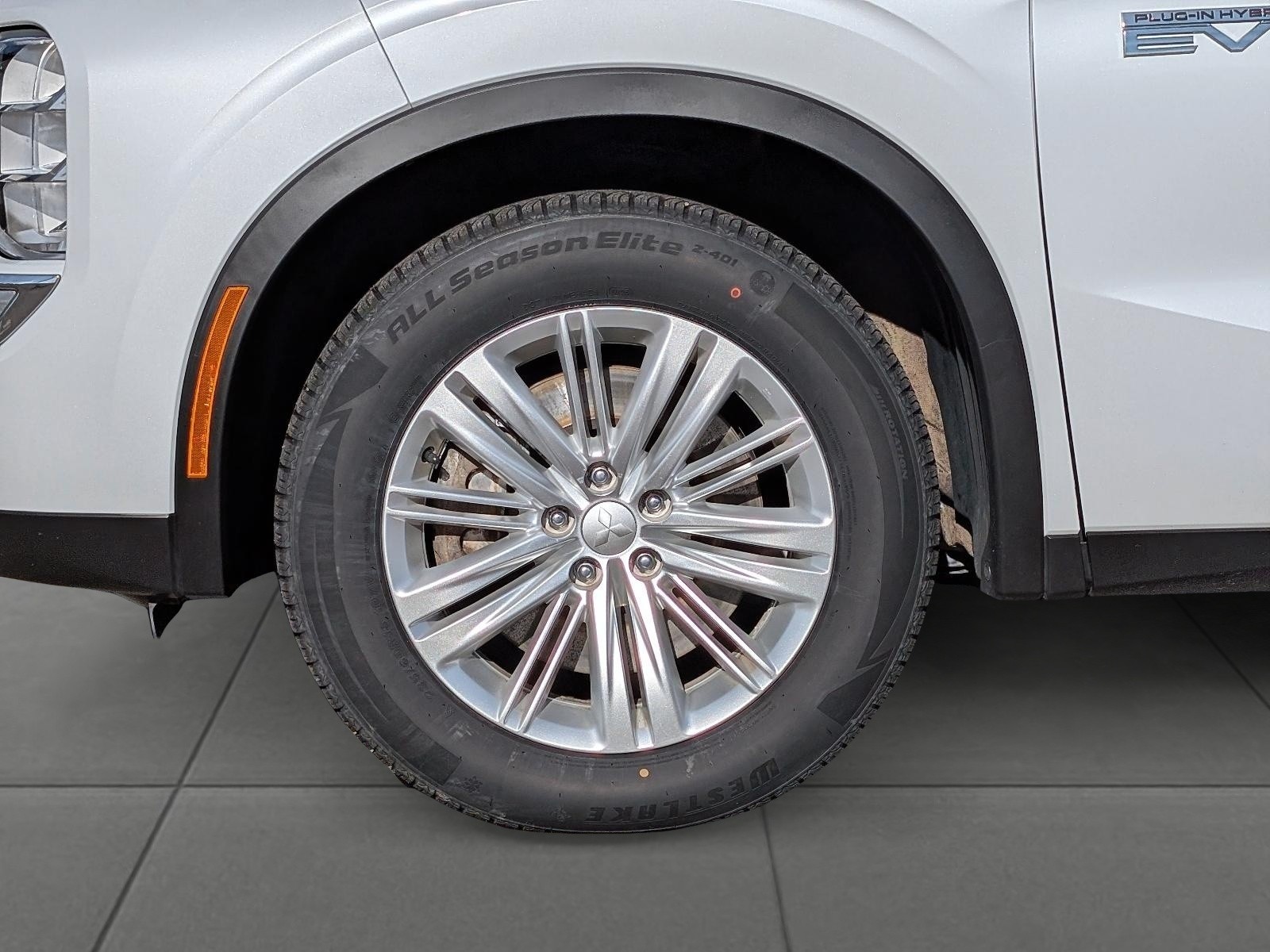 2024 Mitsubishi Outlander Plug-In Hybrid LE