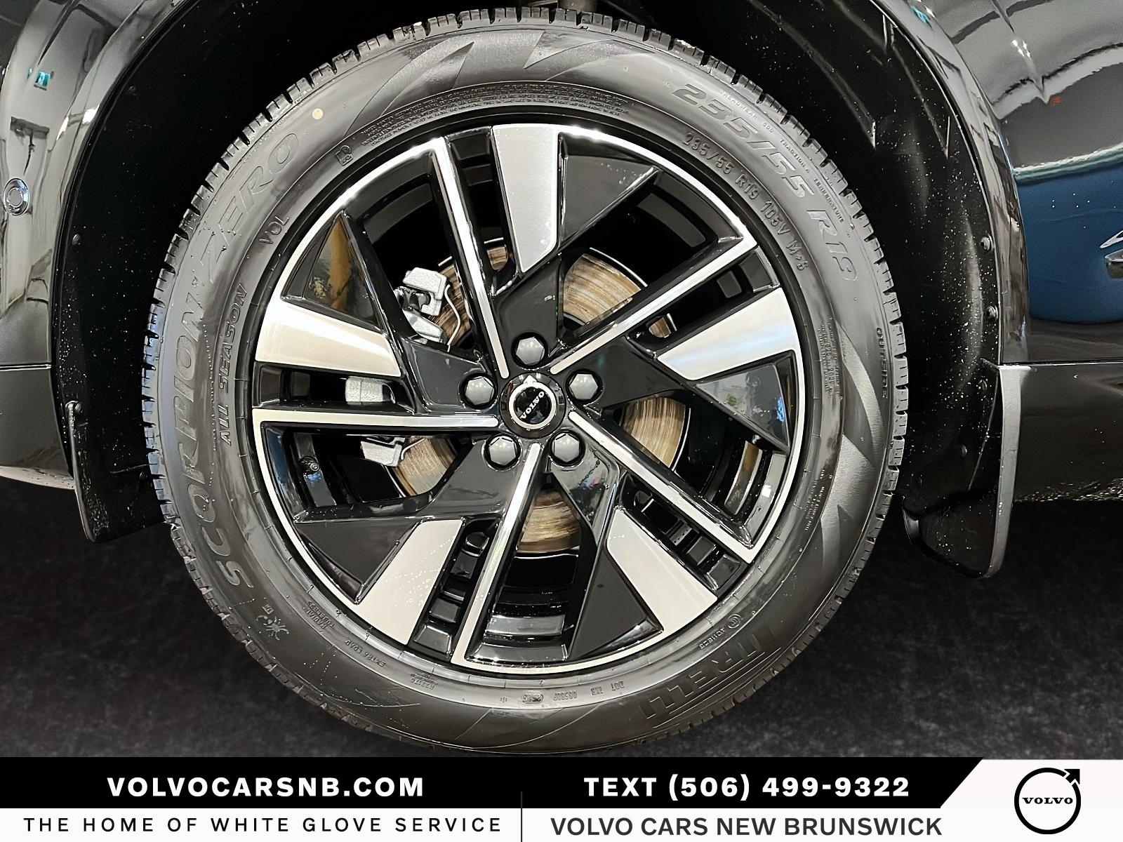 2026 Volvo XC60 B5 Plus Dark Theme