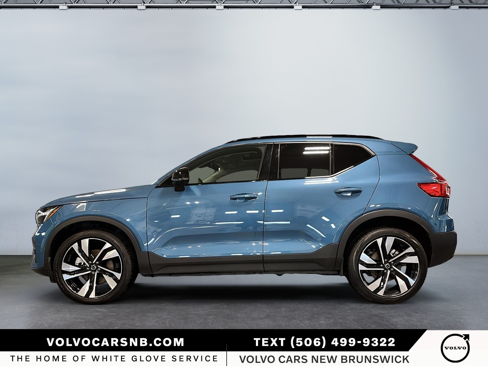 2025 Volvo XC40 B5 Plus Dark Theme