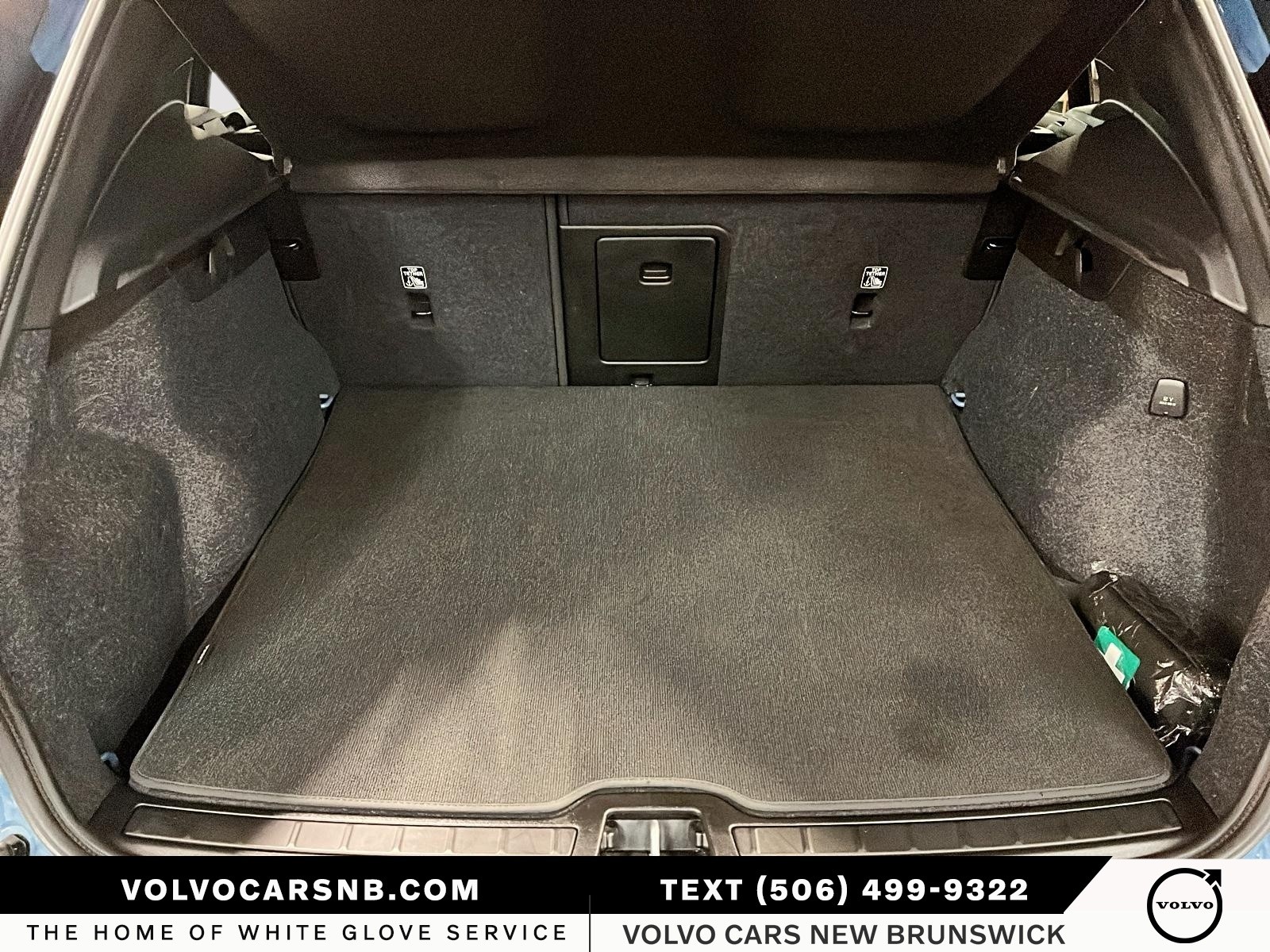 2025 Volvo XC40 B5 Plus Dark Theme