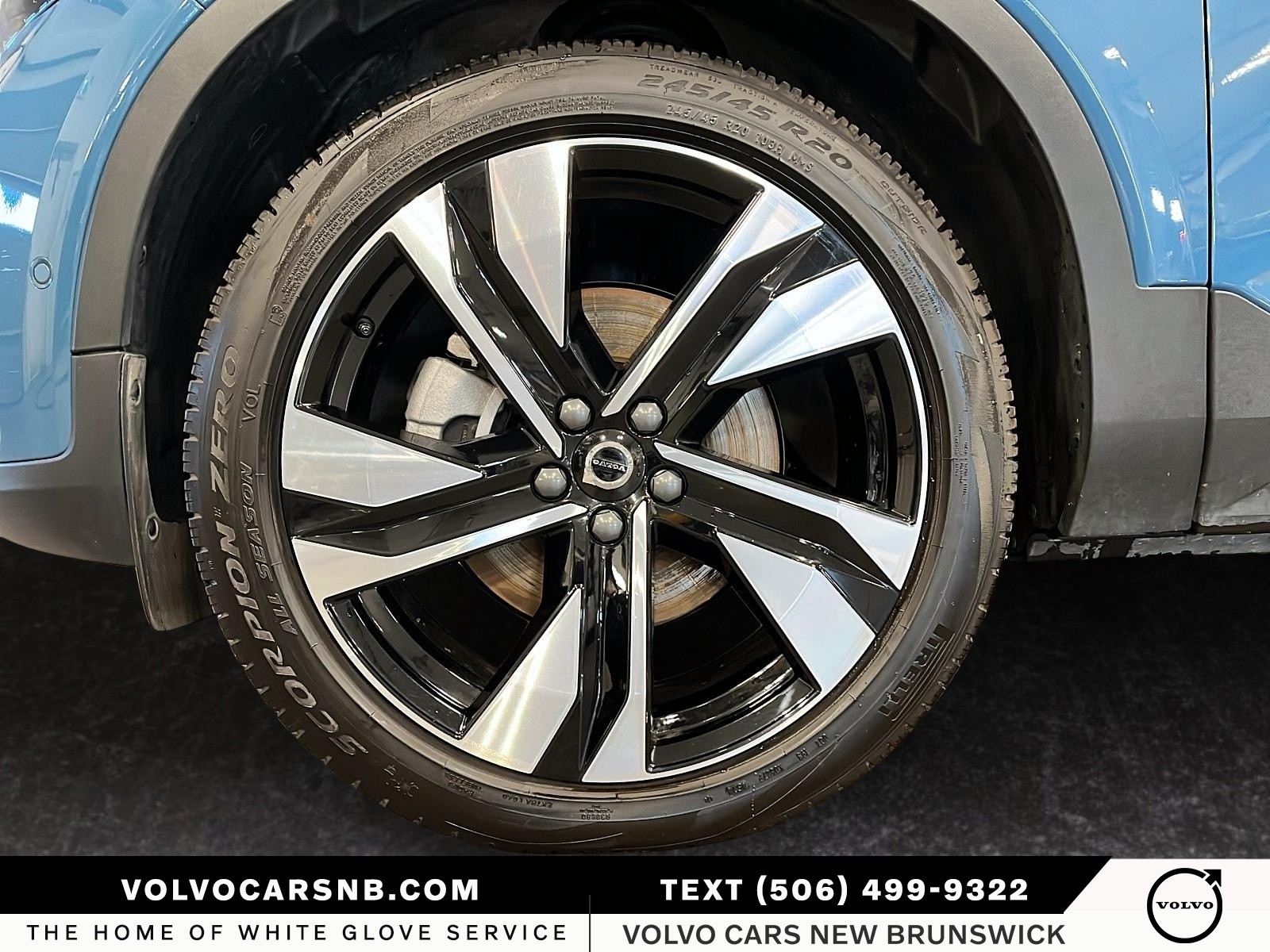 2025 Volvo XC40 B5 Plus Dark Theme