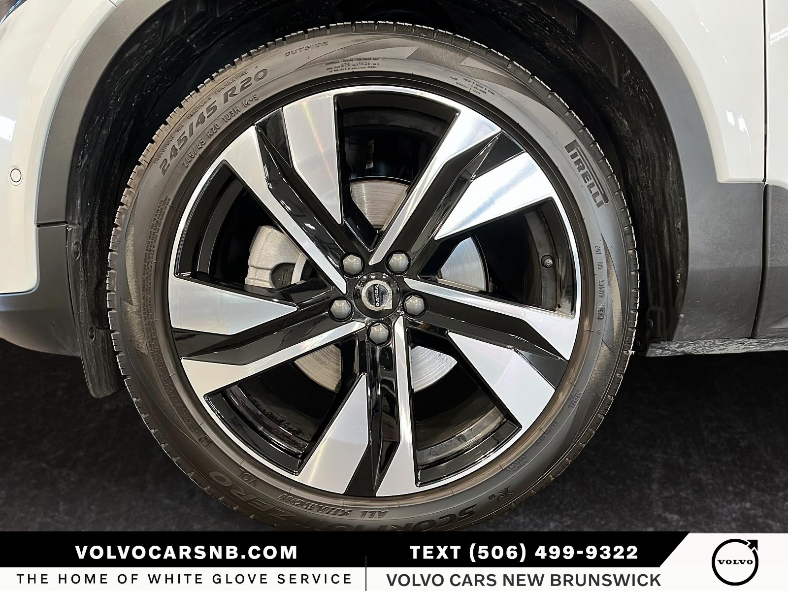 2025 Volvo XC40 B5 Plus Dark Theme