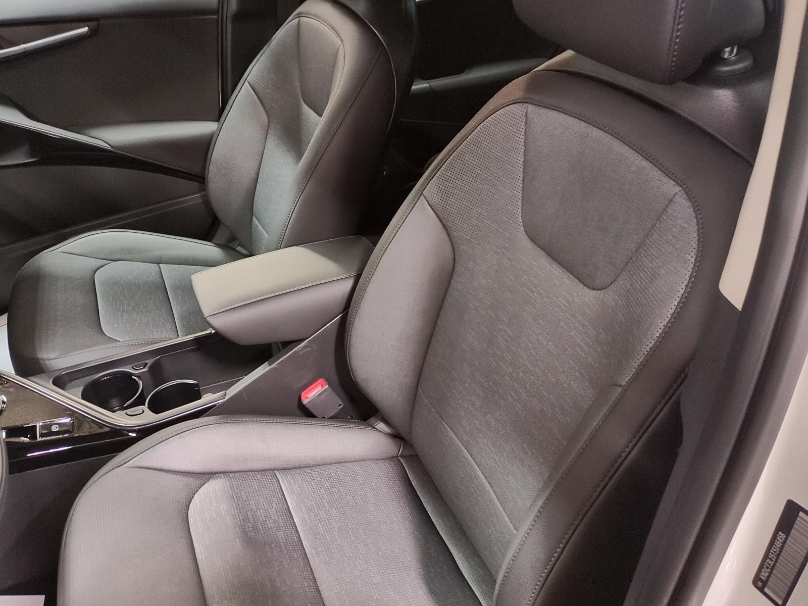 2026 Kia Niro EV Wave w/Snow White Pearl & Grey Exterior