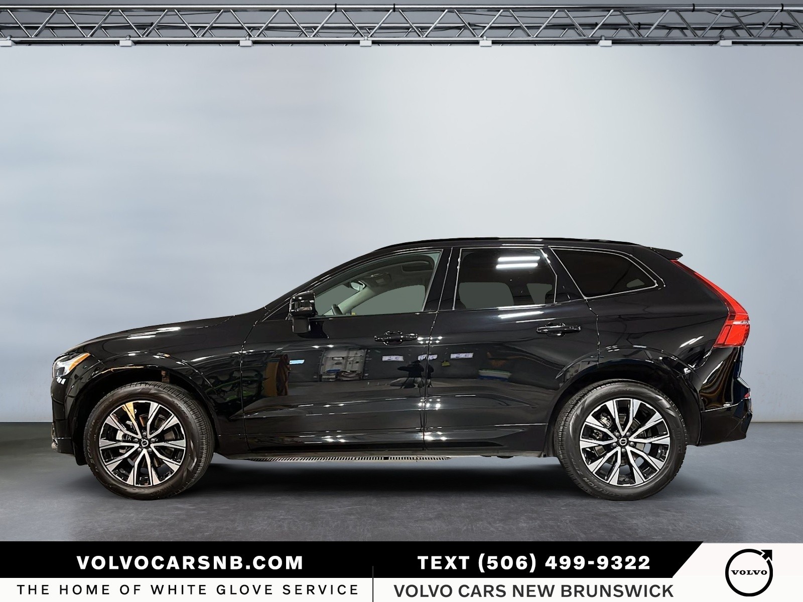 2025 Volvo XC60 B5 Core Dark Theme
