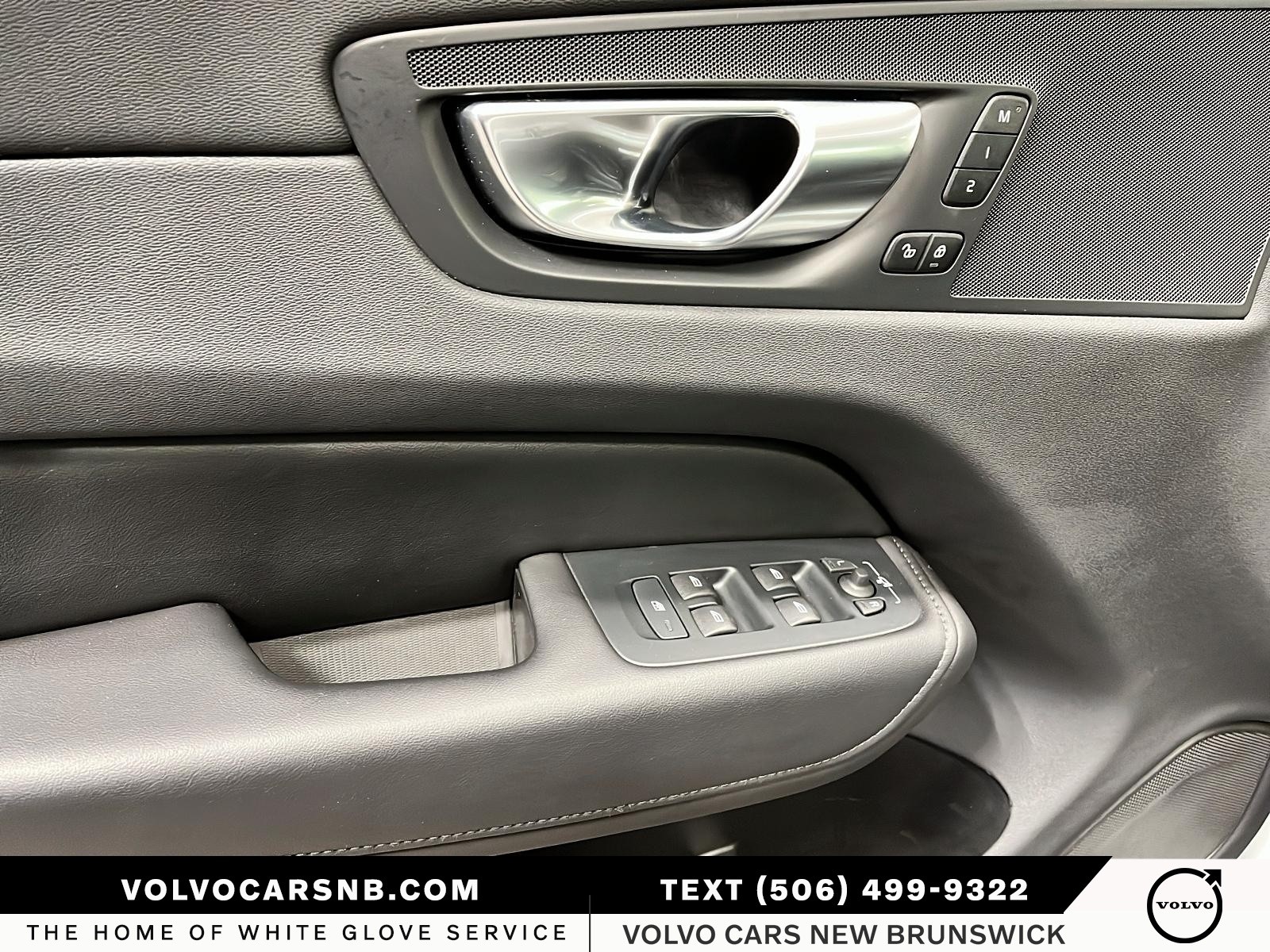 2025 Volvo XC60 Plug-In Hybrid T8 Core Dark Theme