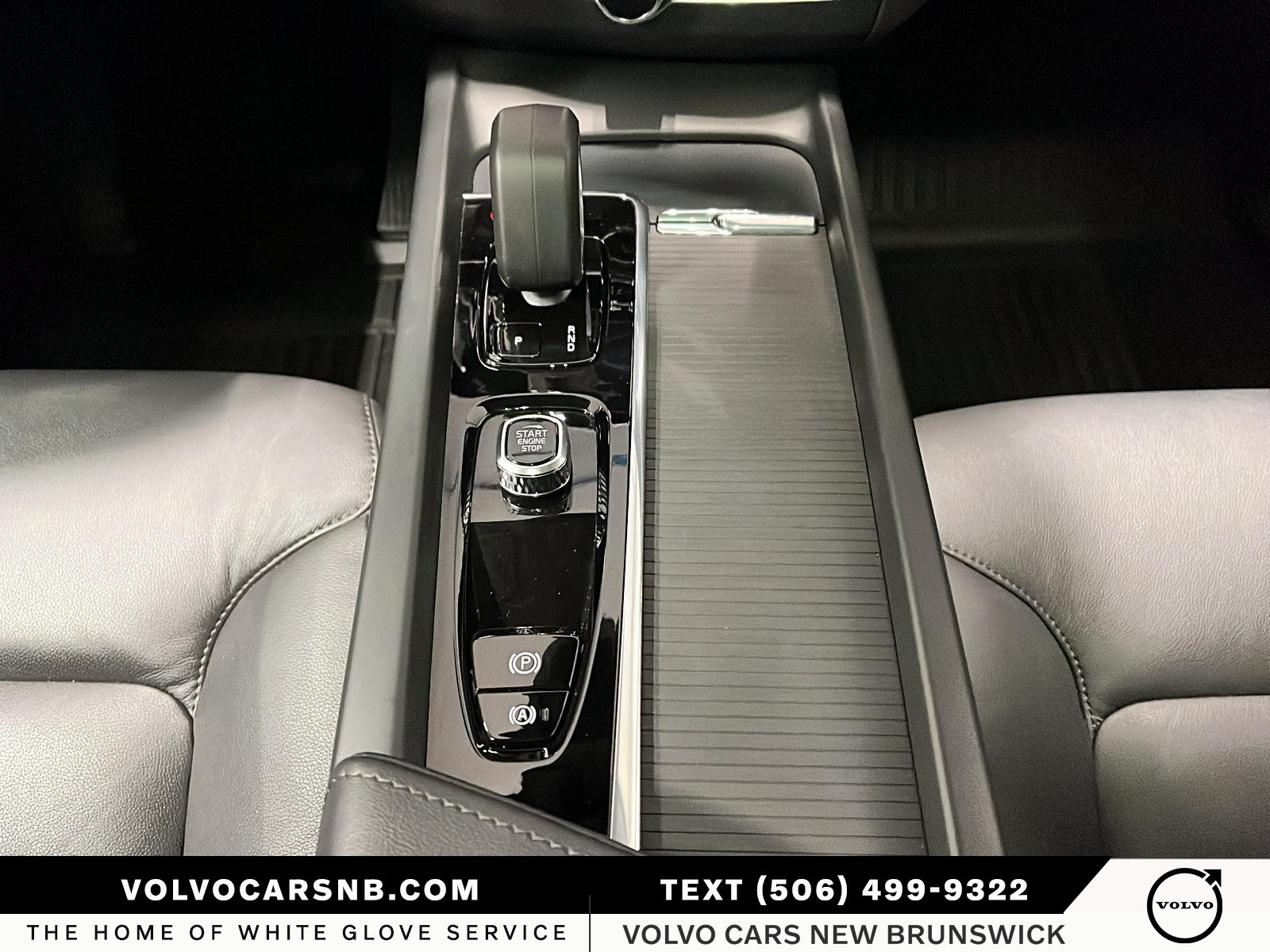 2025 Volvo XC60 Plug-In Hybrid T8 Core Dark Theme