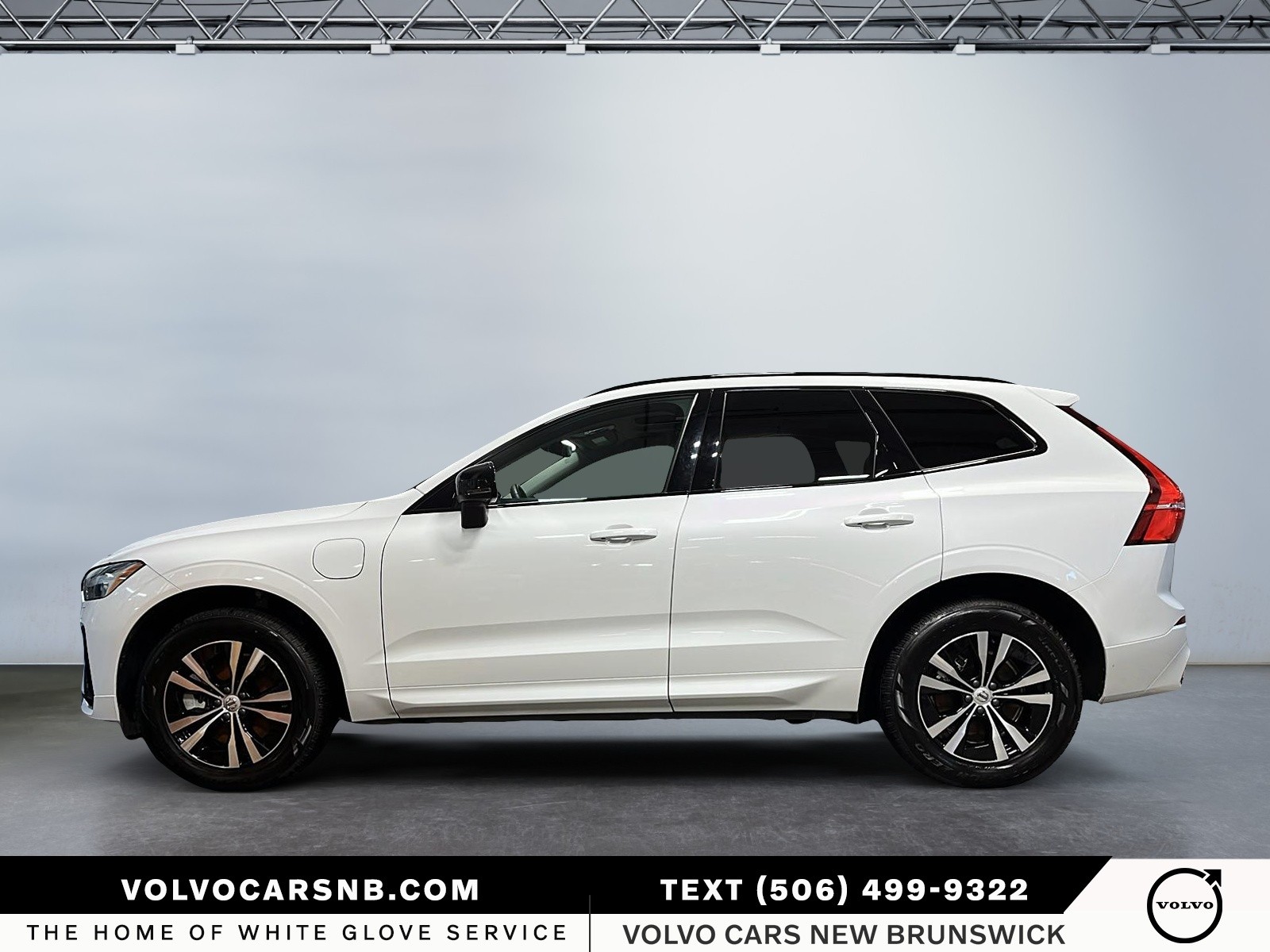 2025 Volvo XC60 Plug-In Hybrid T8 Core Dark Theme