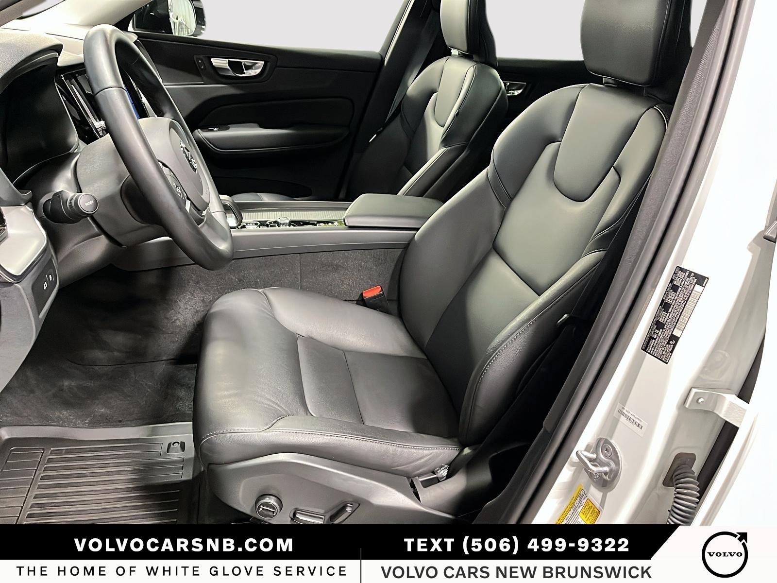 2025 Volvo XC60 Plug-In Hybrid T8 Core Dark Theme