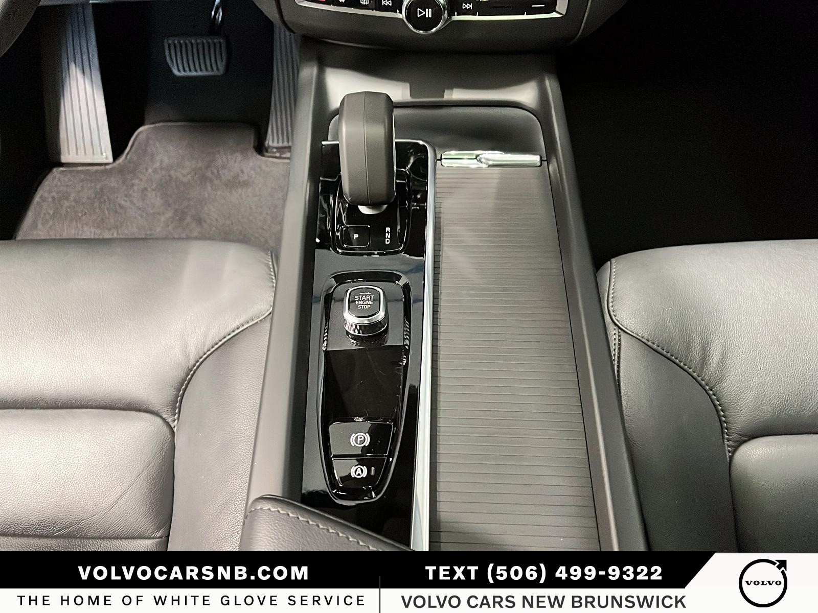 2025 Volvo XC60 B5 Core Dark Theme