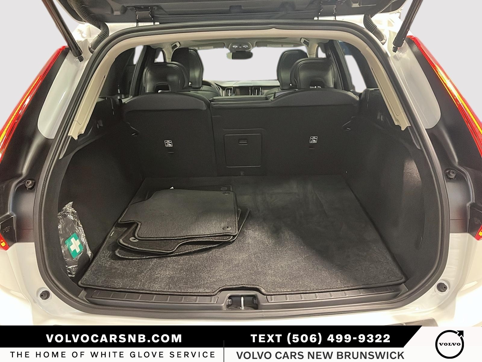 2025 Volvo XC60 B5 Core Dark Theme