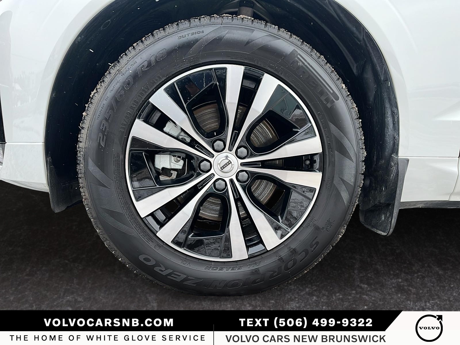 2025 Volvo XC60 B5 Core Dark Theme