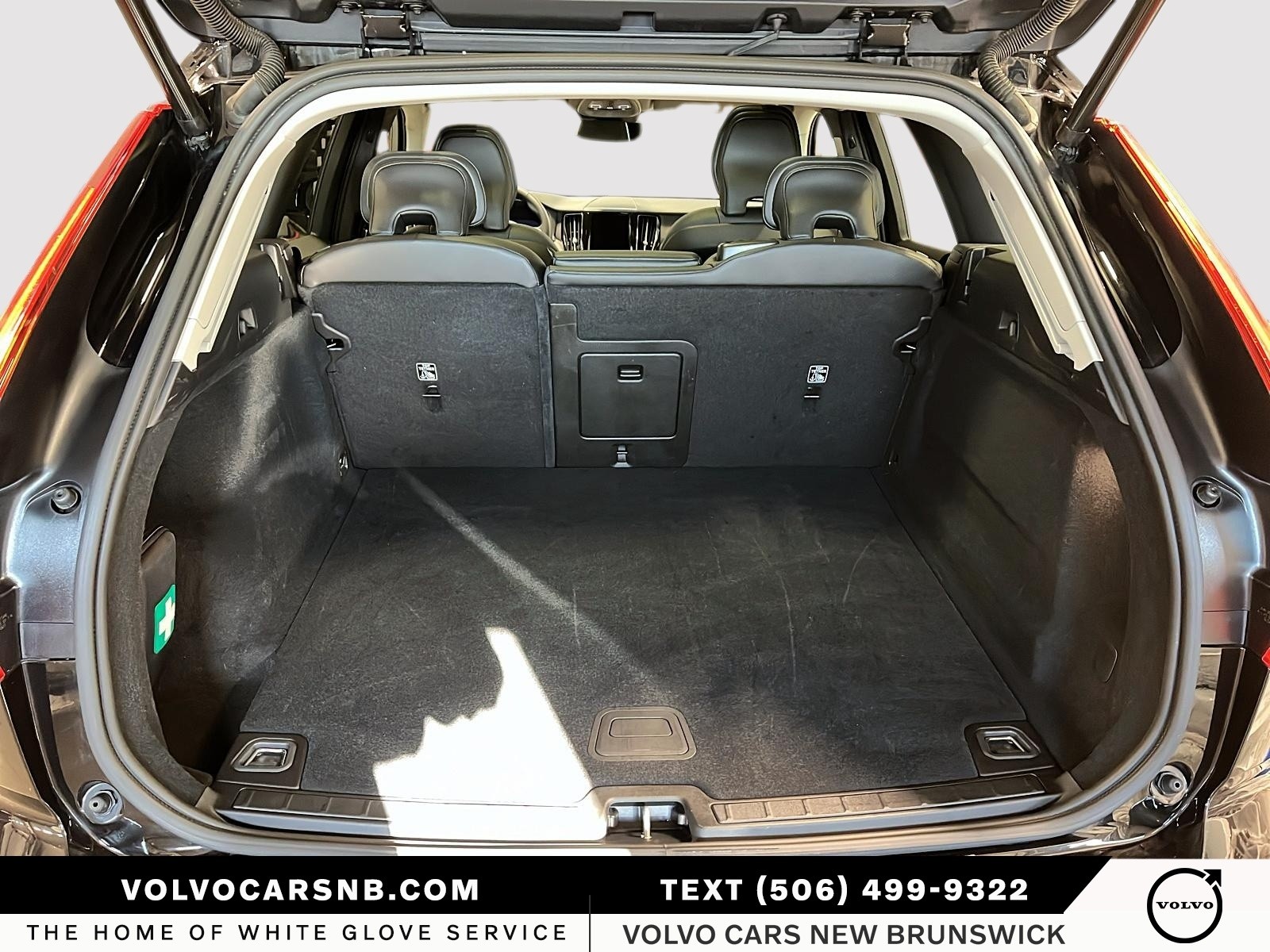 2025 Volvo XC60 B5 Core Dark Theme