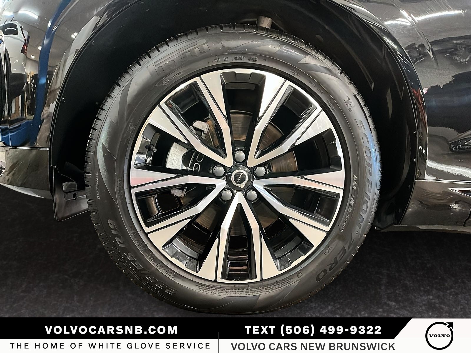 2025 Volvo XC60 B5 Core Dark Theme