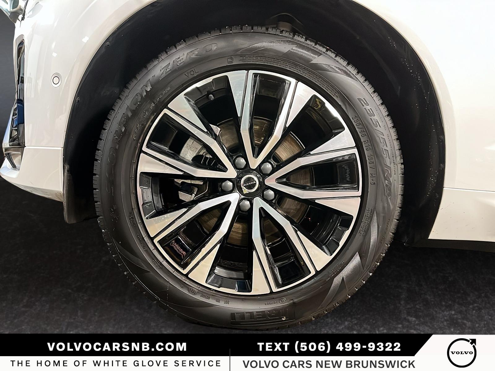 2025 Volvo XC60 B5 Plus Dark Theme