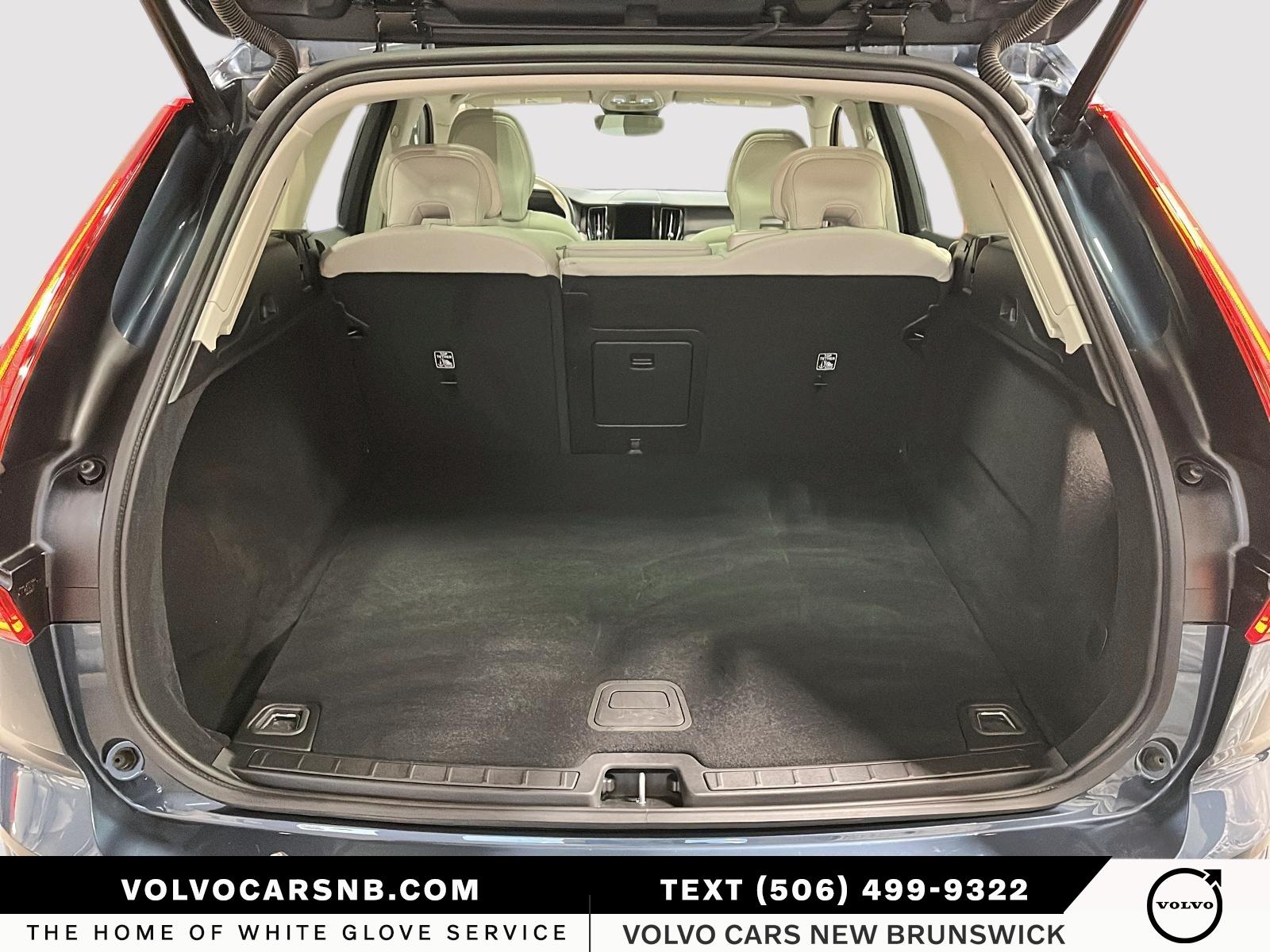 2025 Volvo XC60 B5 Core Dark Theme