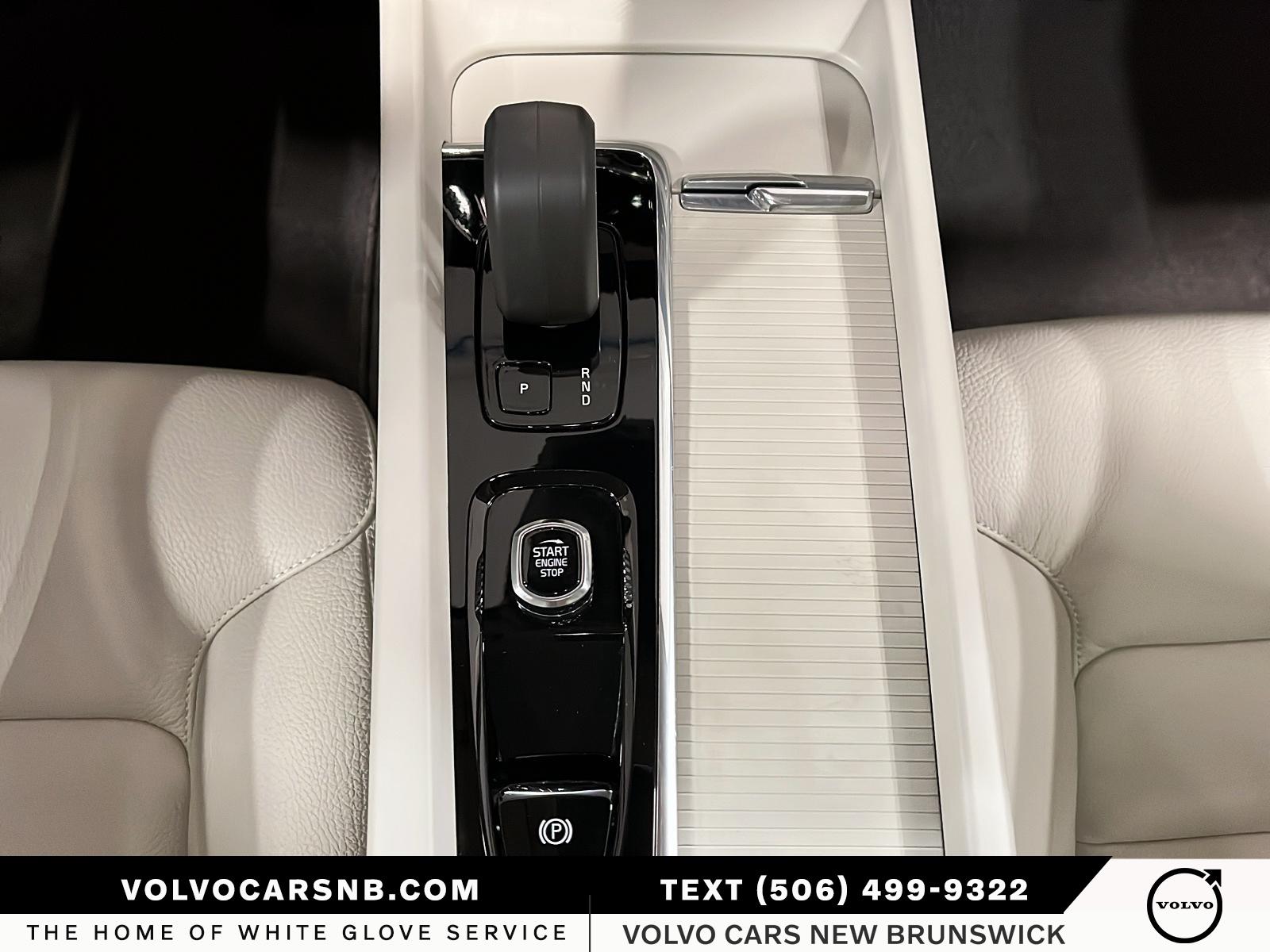 2025 Volvo XC60 B5 Core Dark Theme