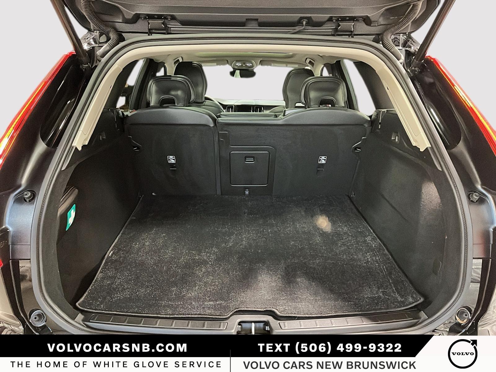 2025 Volvo XC60 B5 Core Dark Theme