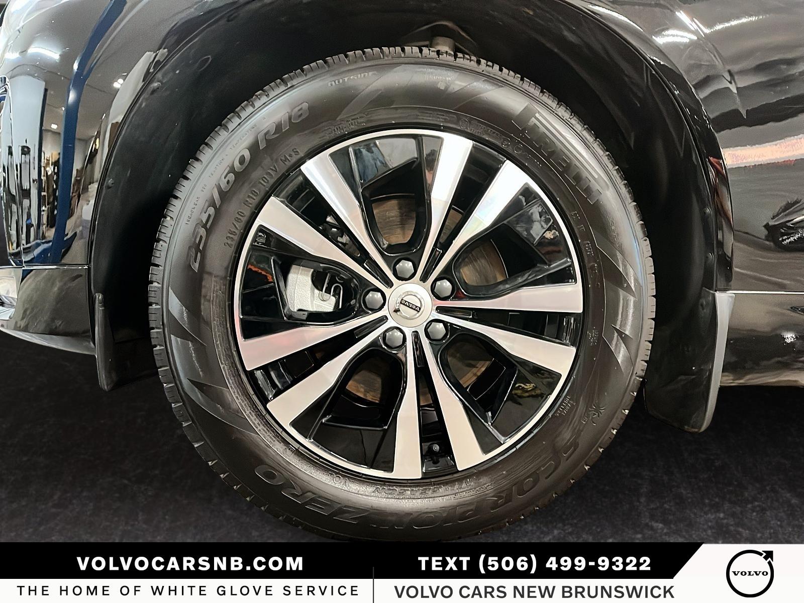 2025 Volvo XC60 B5 Core Dark Theme