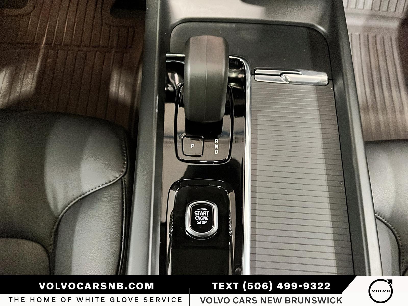 2025 Volvo XC60 B5 Core Dark Theme