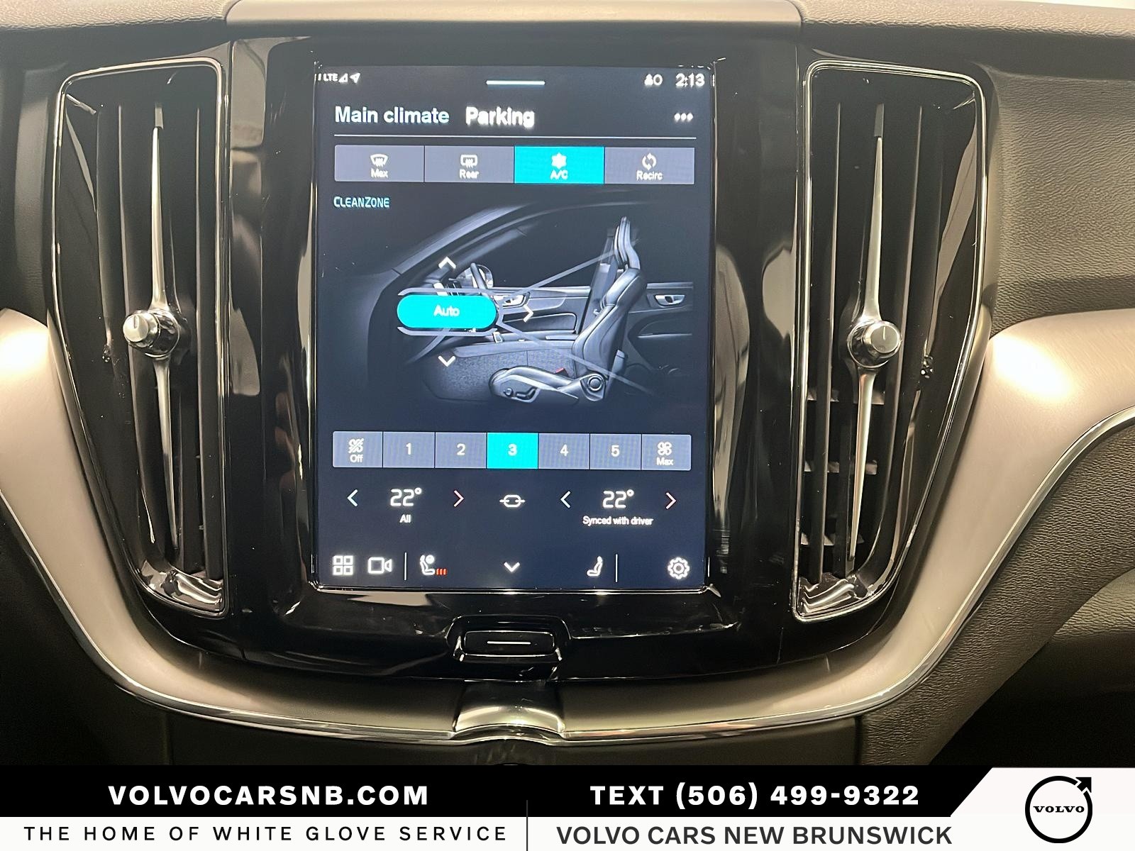 2025 Volvo XC60 Plug-In Hybrid T8 Core Dark Theme