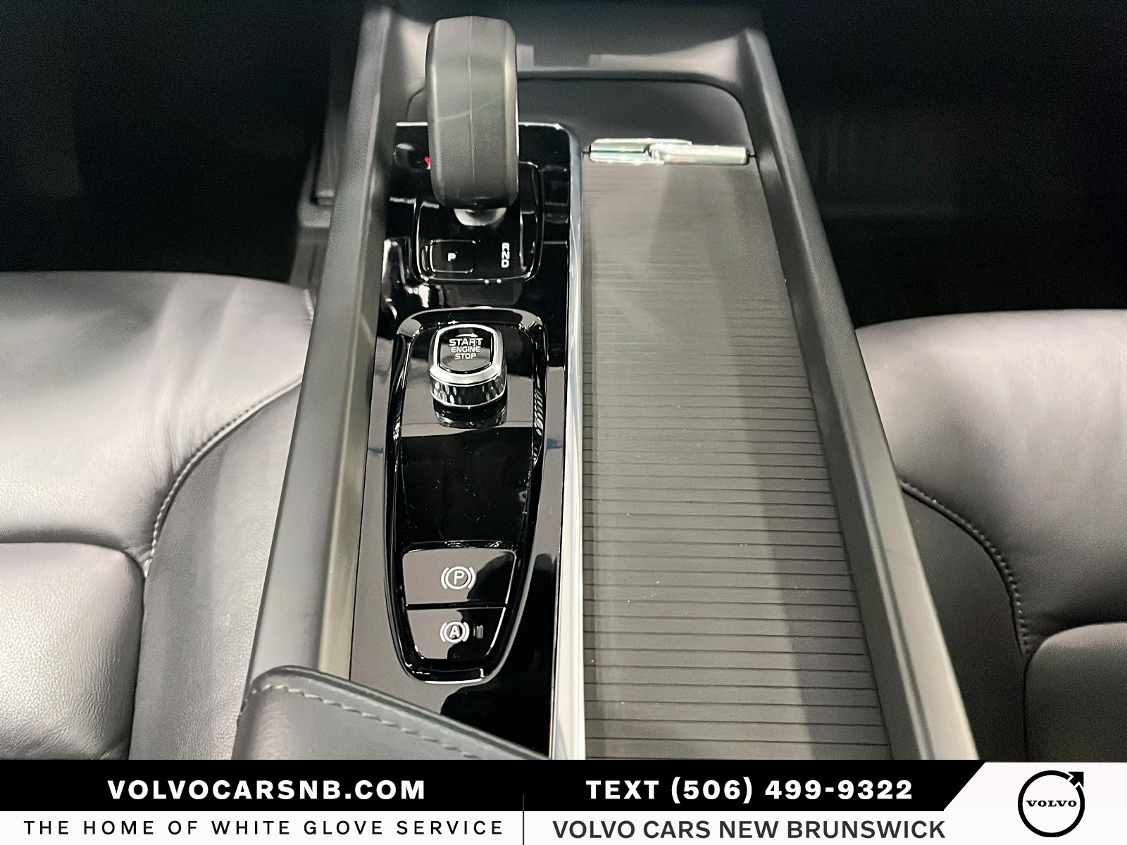 2025 Volvo XC60 Plug-In Hybrid T8 Core Dark Theme