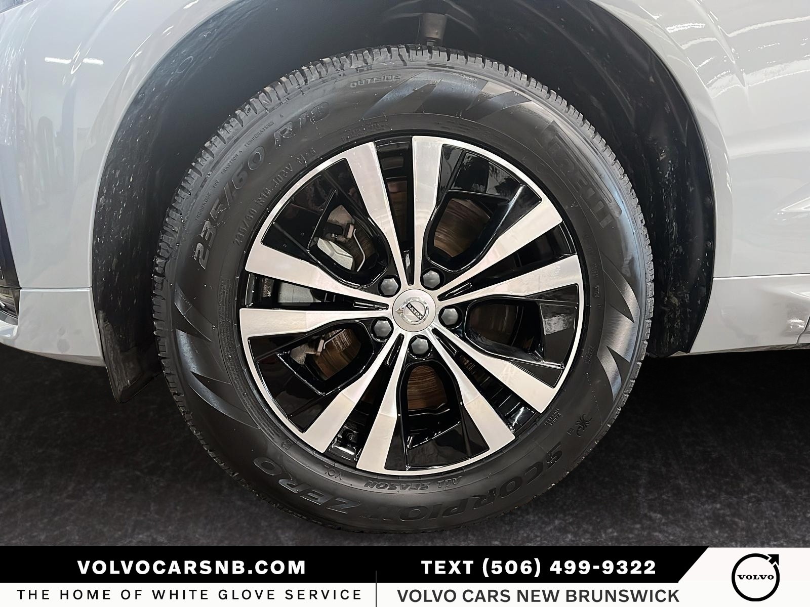 2025 Volvo XC60 Plug-In Hybrid T8 Core Dark Theme